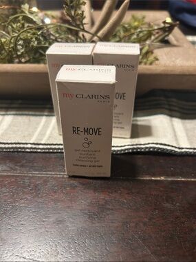 Clarins RE-MOVE Purifying Cleansing Gel — cream & white box